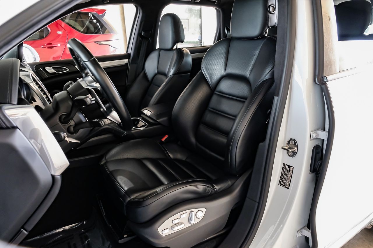 Porsche Cayenne Vehicle Main Gallery Image 30