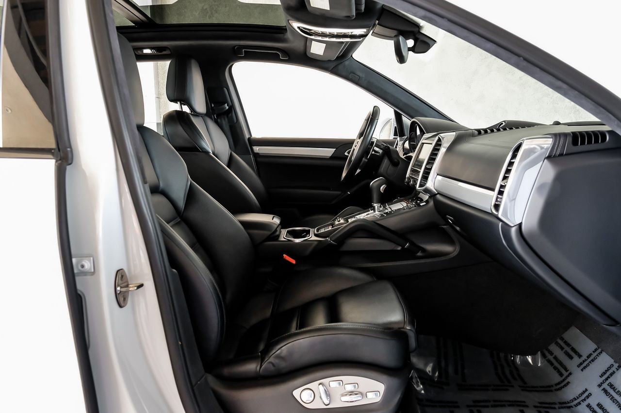 Porsche Cayenne Vehicle Main Gallery Image 32