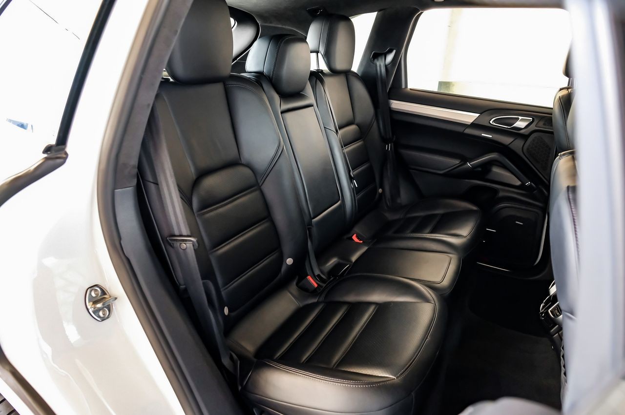 Porsche Cayenne Vehicle Main Gallery Image 34