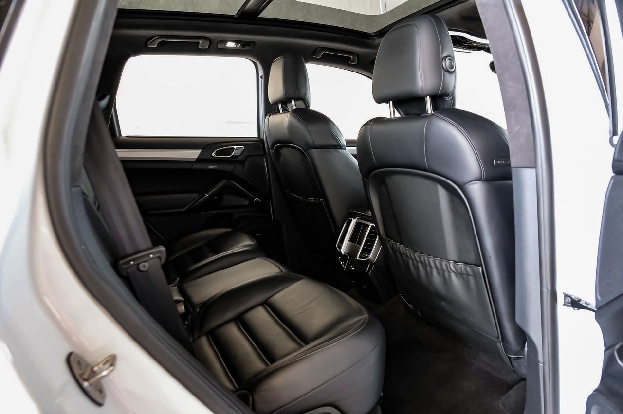 Porsche Cayenne Vehicle Main Gallery Image 35