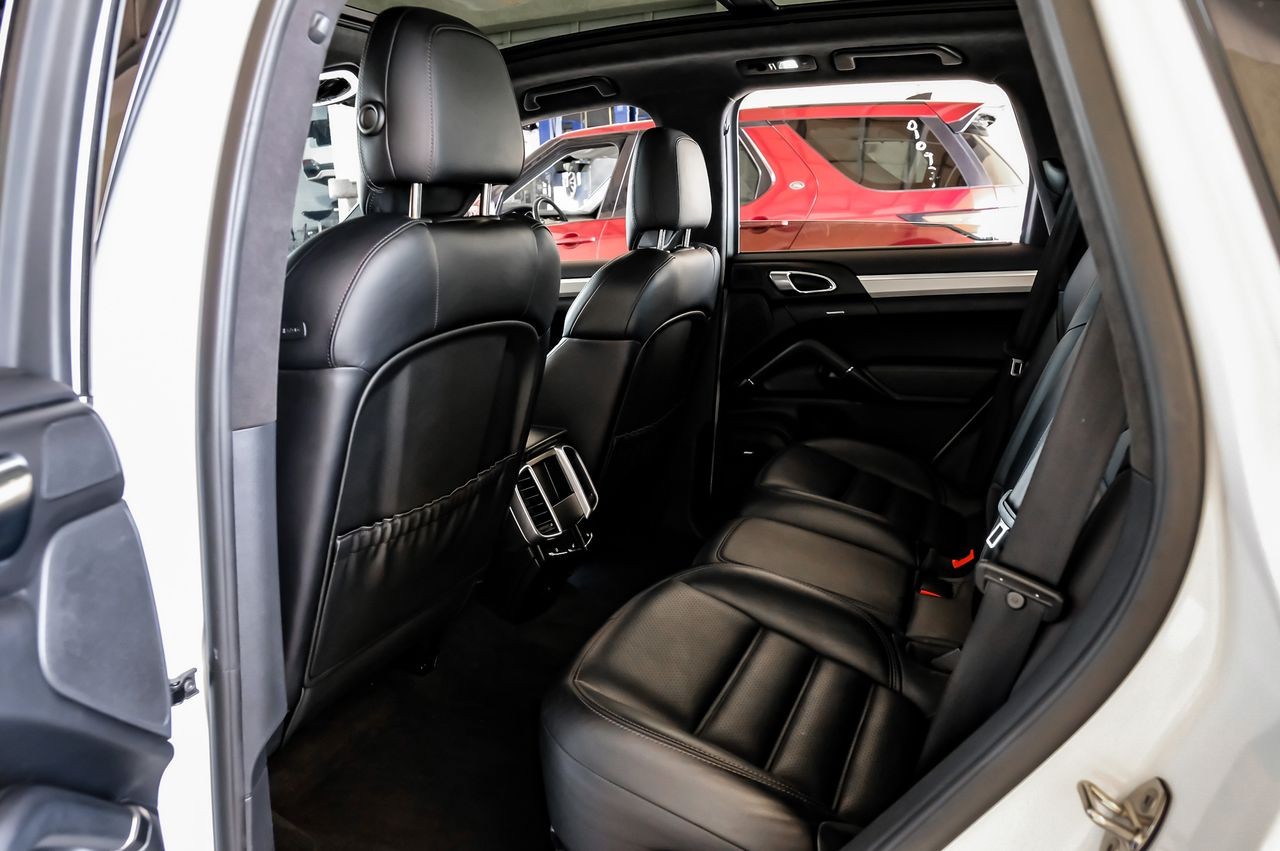 Porsche Cayenne Vehicle Main Gallery Image 36