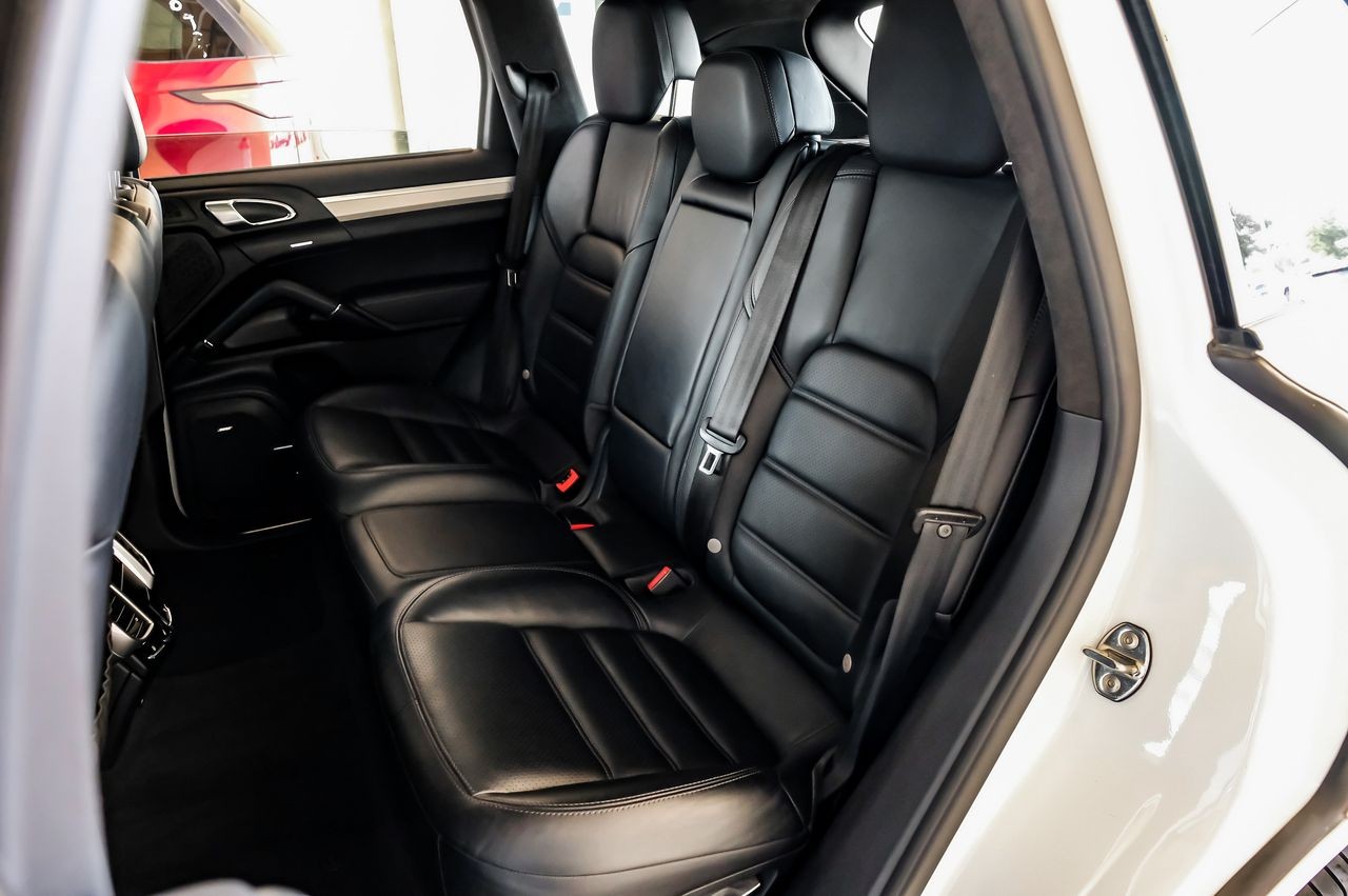 Porsche Cayenne Vehicle Main Gallery Image 37