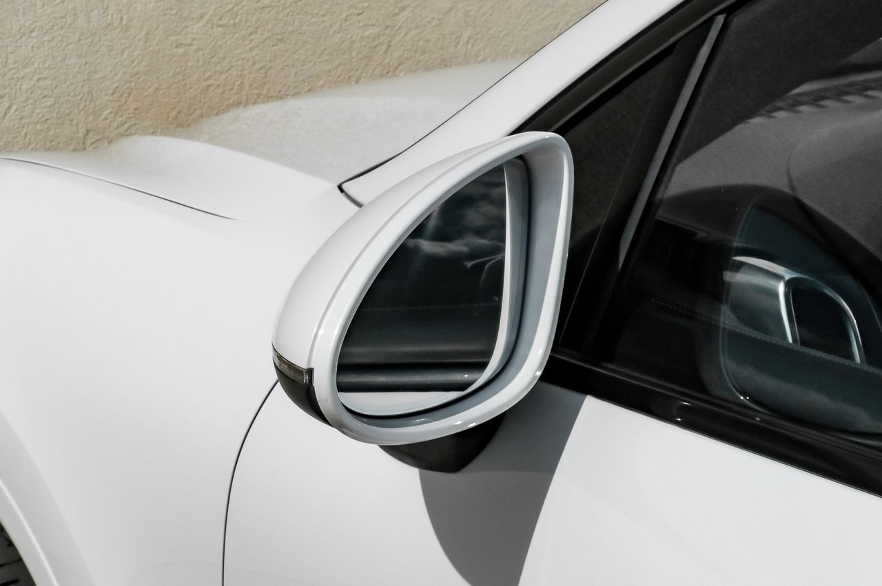 Porsche Cayenne Vehicle Main Gallery Image 38