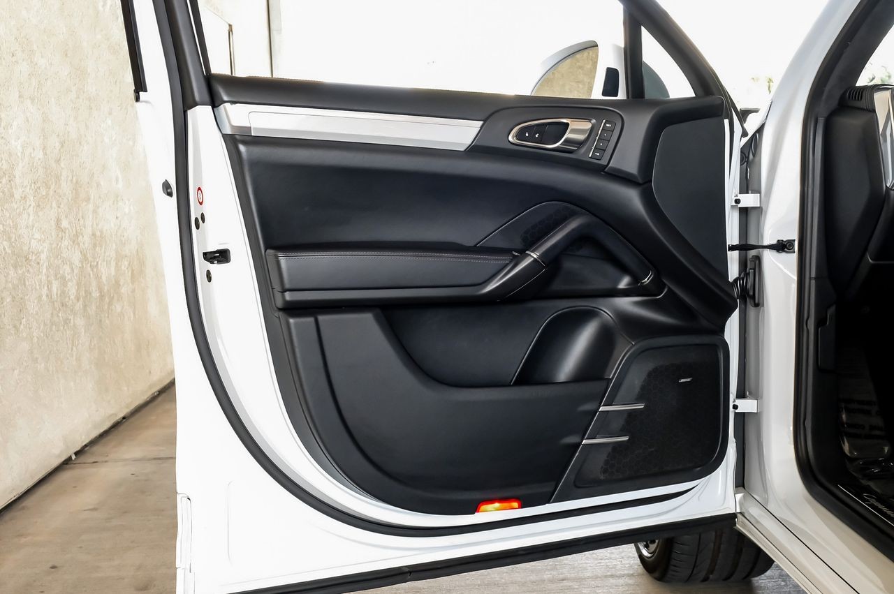 Porsche Cayenne Vehicle Main Gallery Image 40