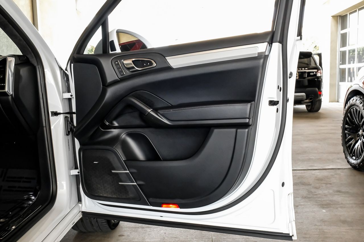 Porsche Cayenne Vehicle Main Gallery Image 41