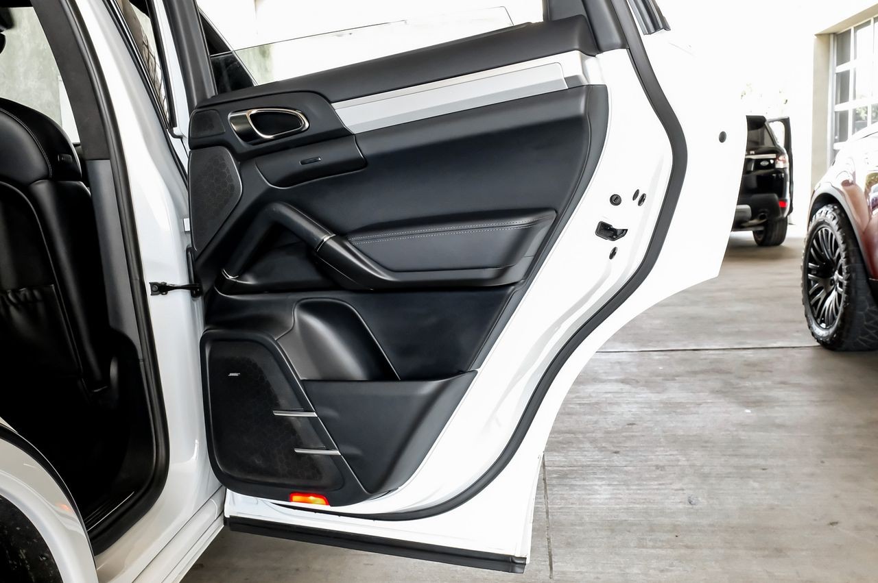 Porsche Cayenne Vehicle Main Gallery Image 43