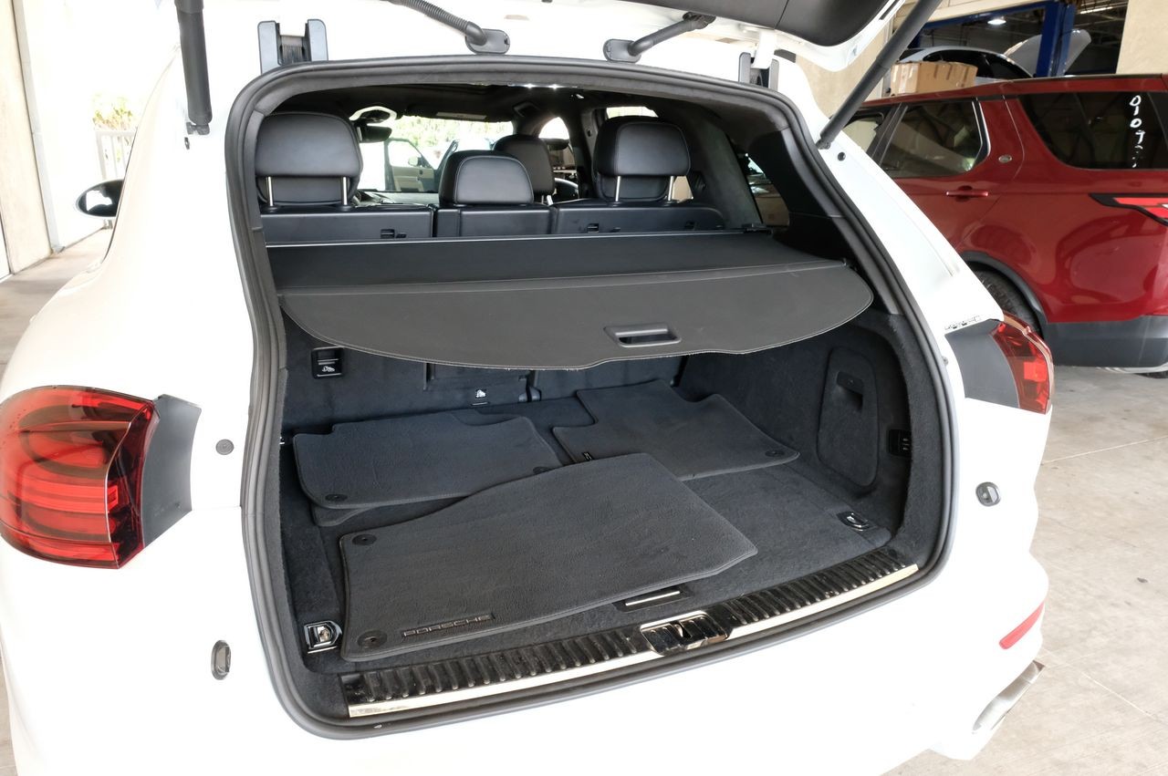 Porsche Cayenne Vehicle Main Gallery Image 47