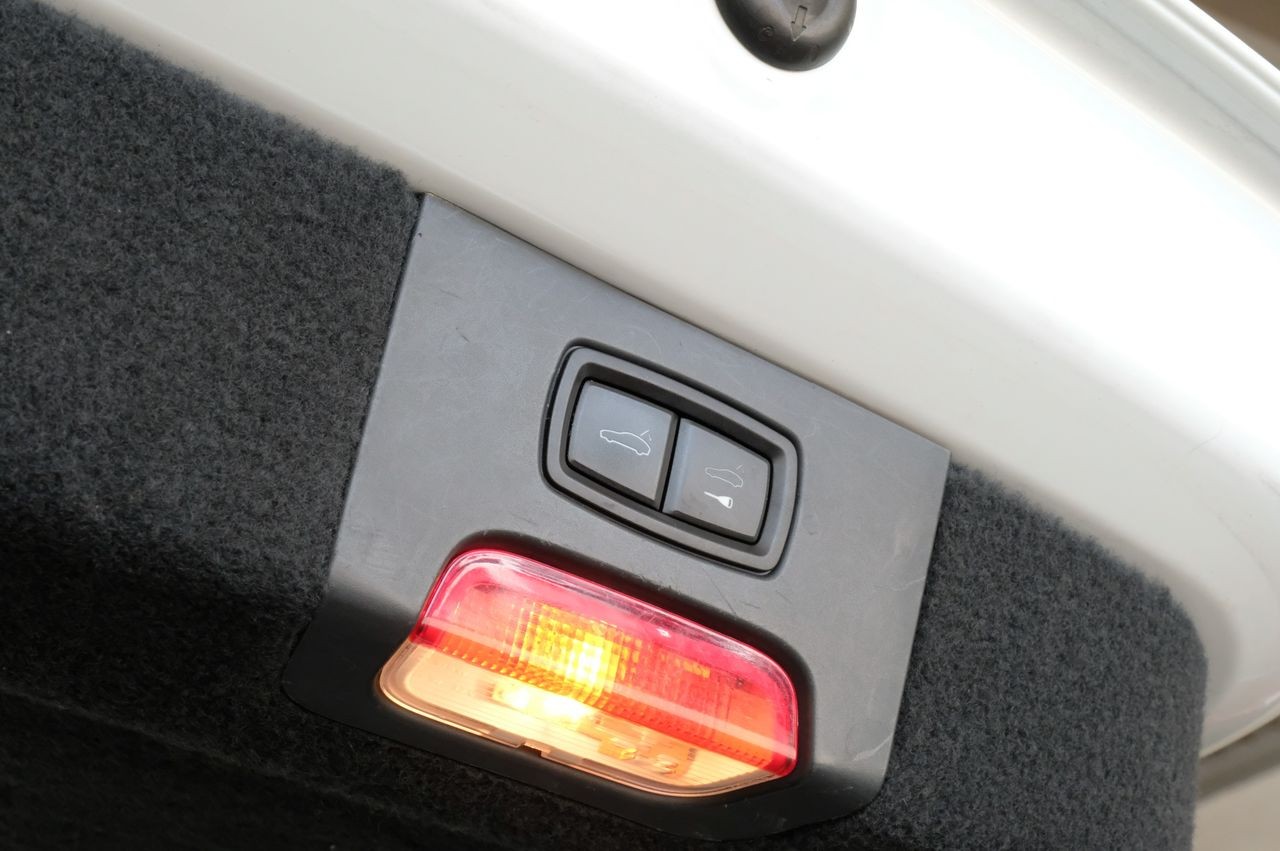 Porsche Cayenne Vehicle Main Gallery Image 48