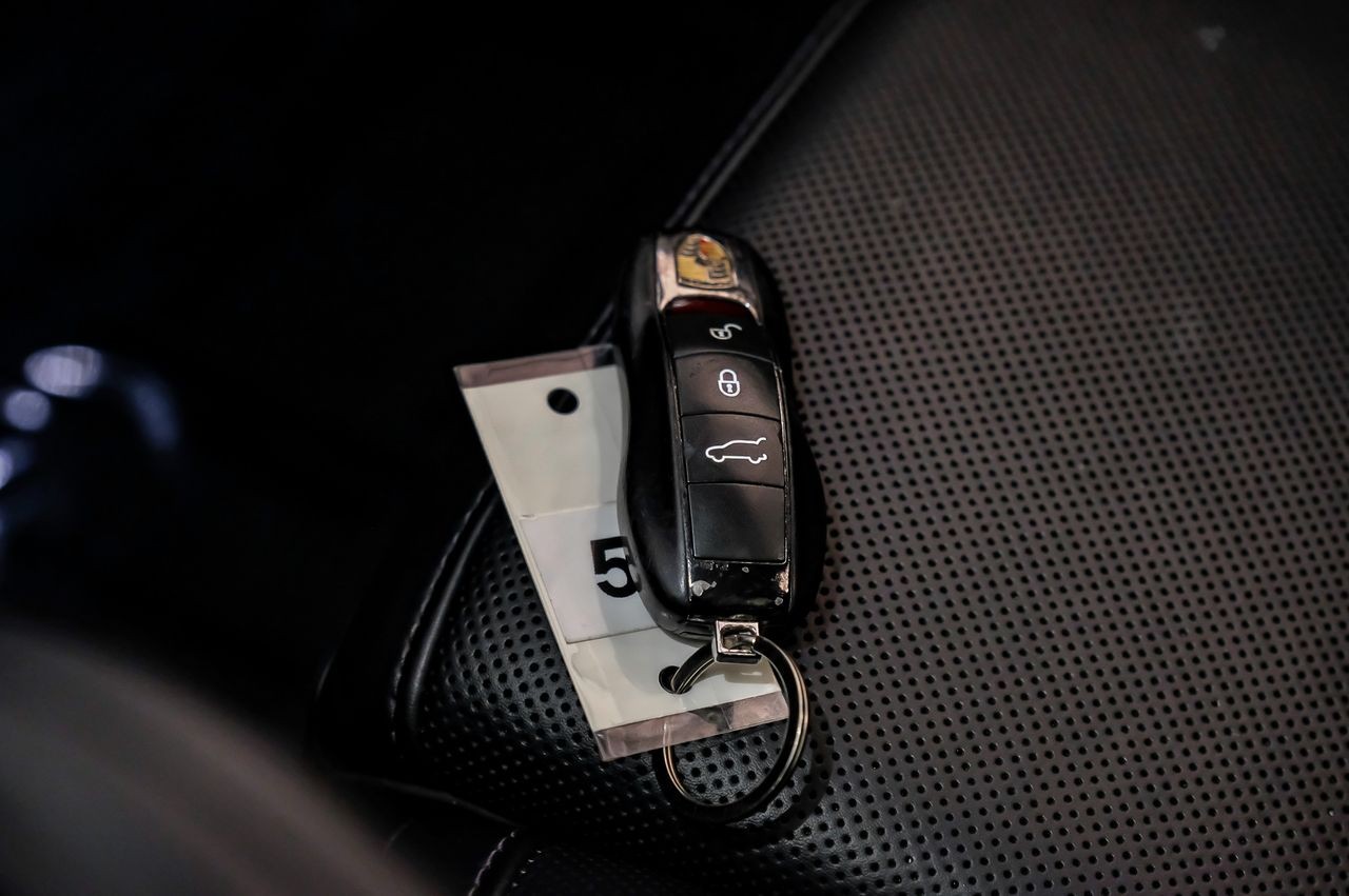 Porsche Cayenne Vehicle Main Gallery Image 53