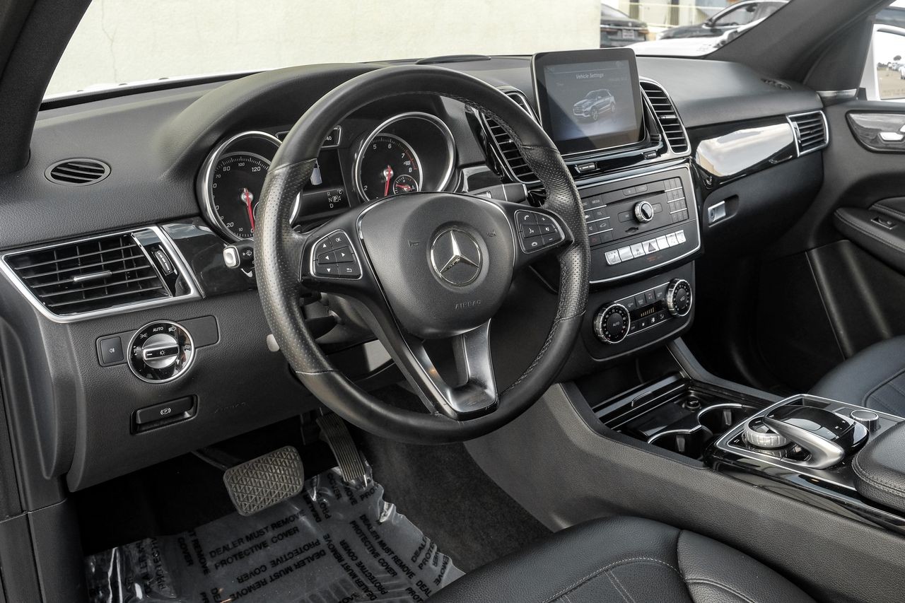 Mercedes-Benz GLE Vehicle Main Gallery Image 03