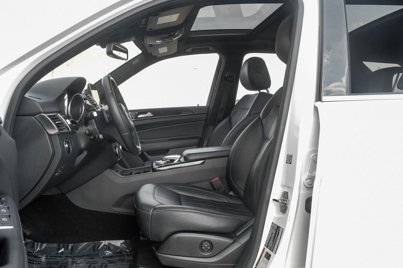 Mercedes-Benz GLE Vehicle Main Gallery Image 04