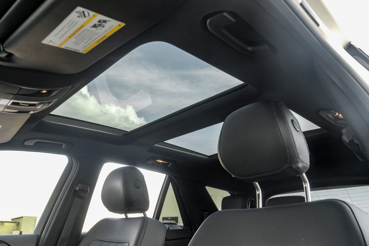 Mercedes-Benz GLE Vehicle Main Gallery Image 05