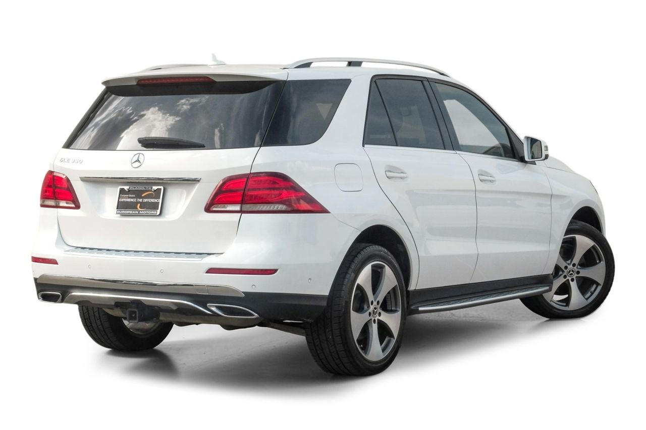 Mercedes-Benz GLE Vehicle Main Gallery Image 09