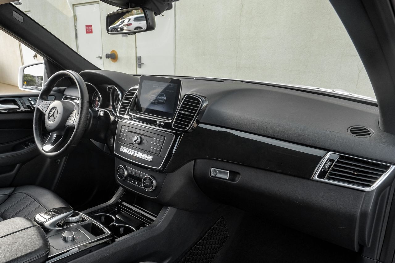 Mercedes-Benz GLE Vehicle Main Gallery Image 13