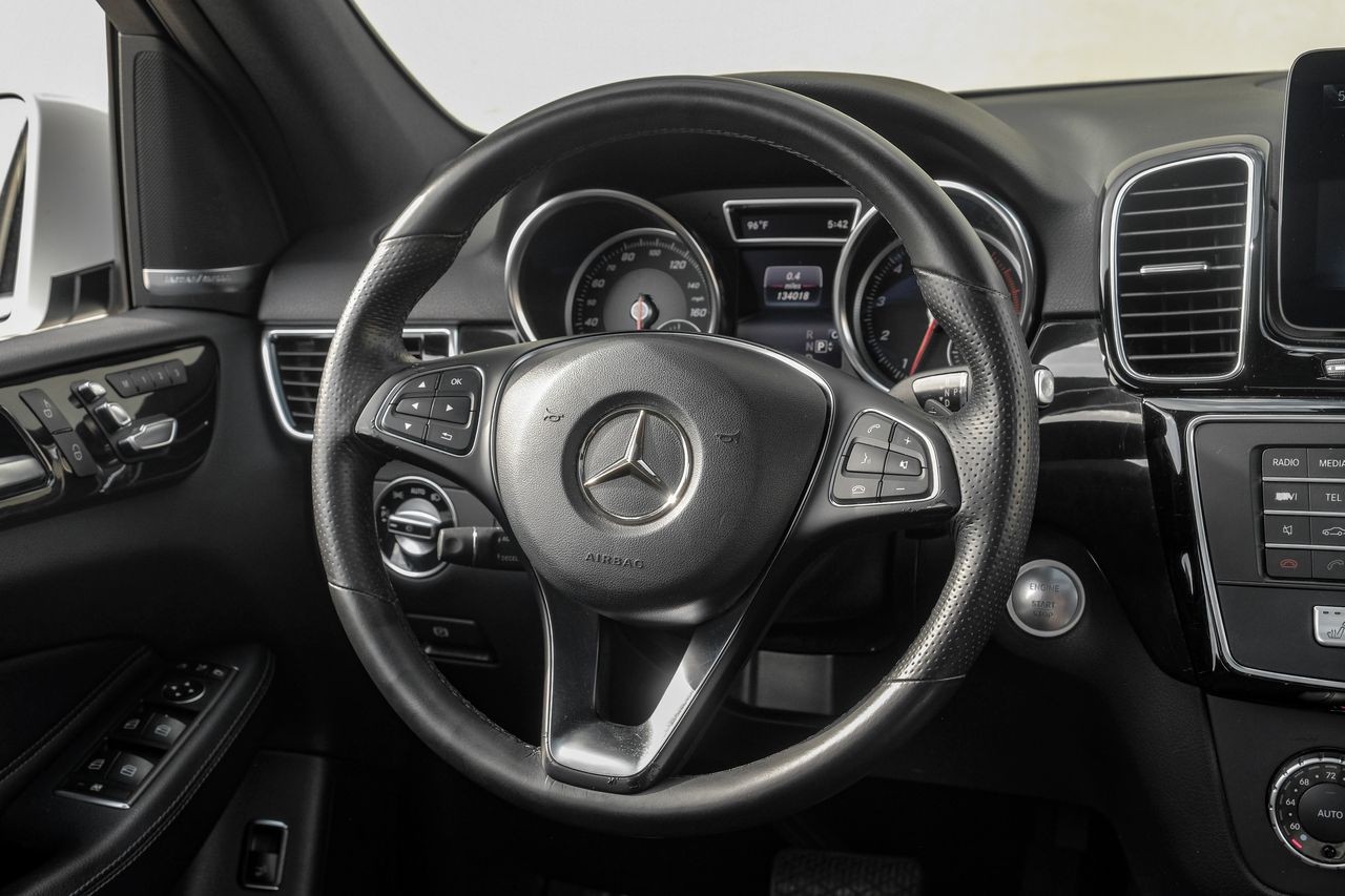 Mercedes-Benz GLE Vehicle Main Gallery Image 16