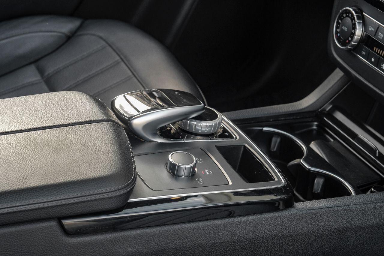 Mercedes-Benz GLE Vehicle Main Gallery Image 23