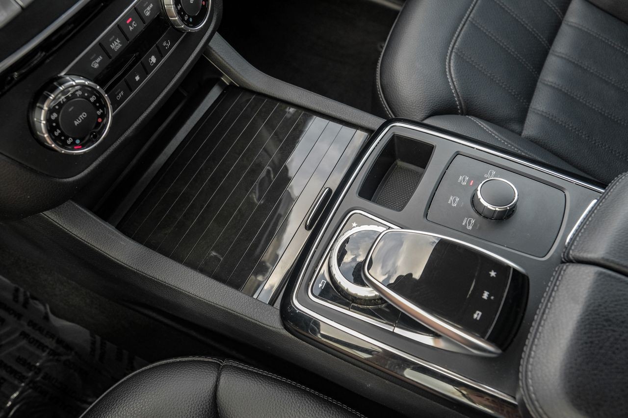 Mercedes-Benz GLE Vehicle Main Gallery Image 24