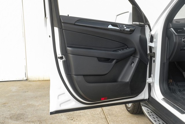 Mercedes-Benz GLE Vehicle Main Gallery Image 46
