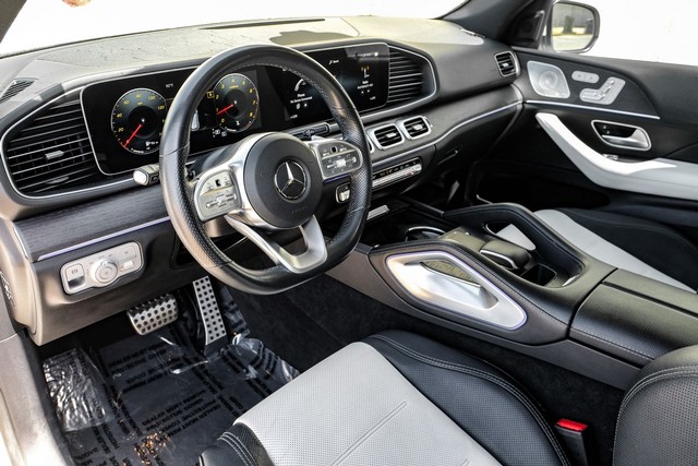 Mercedes-Benz GLE Vehicle Full-screen Gallery Image 02