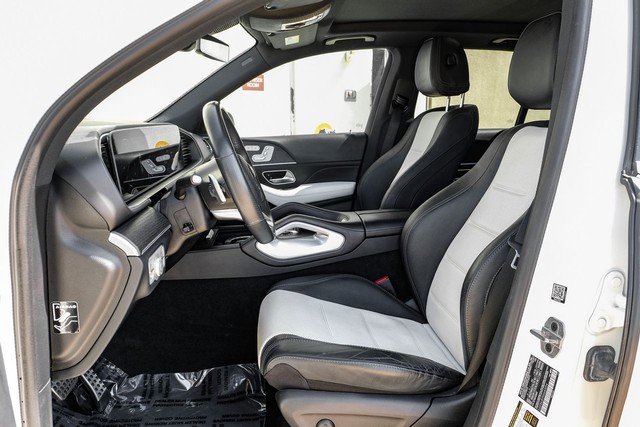 Mercedes-Benz GLE Vehicle Full-screen Gallery Image 03