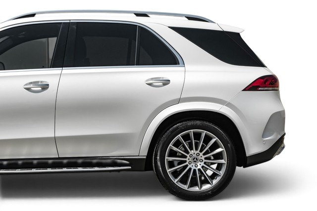 Mercedes-Benz GLE Vehicle Full-screen Gallery Image 13