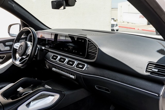 Mercedes-Benz GLE Vehicle Full-screen Gallery Image 14