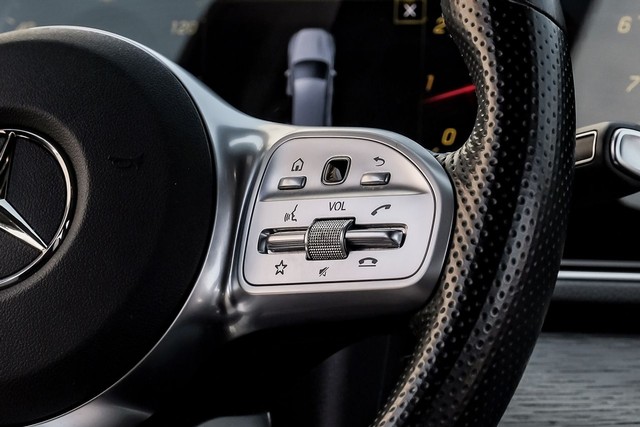 Mercedes-Benz GLE Vehicle Full-screen Gallery Image 20
