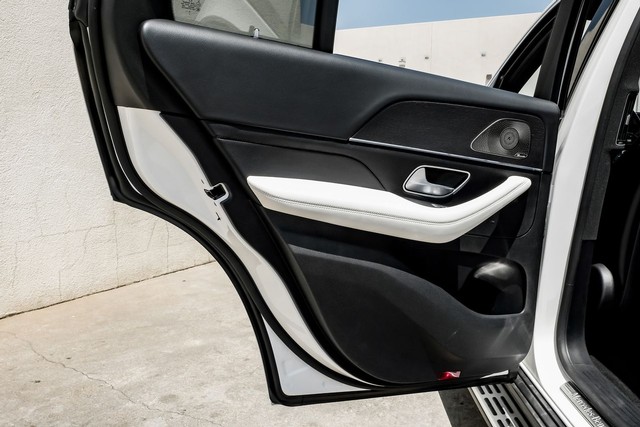 Mercedes-Benz GLE Vehicle Full-screen Gallery Image 41