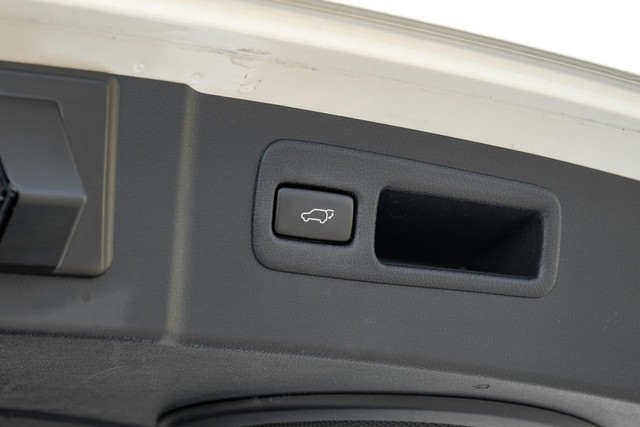 Lexus NX 200t Vehicle Full-screen Gallery Image 61