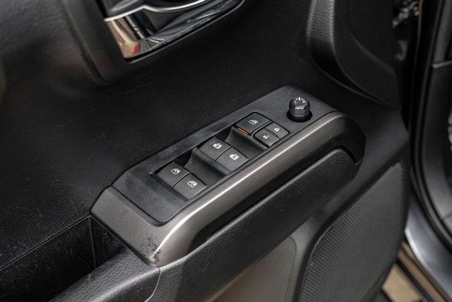 Toyota Tacoma 2WD Vehicle Full-screen Gallery Image 36