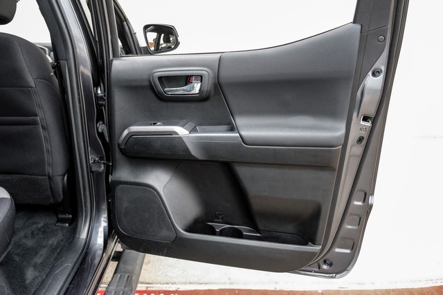 Toyota Tacoma 2WD Vehicle Full-screen Gallery Image 39
