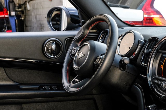 MINI Countryman Vehicle Full-screen Gallery Image 13