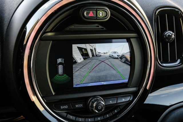 MINI Countryman Vehicle Full-screen Gallery Image 21