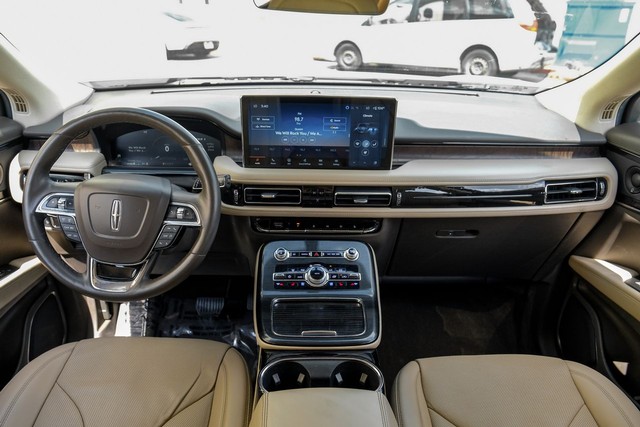 Lincoln Nautilus Vehicle Full-screen Gallery Image 14