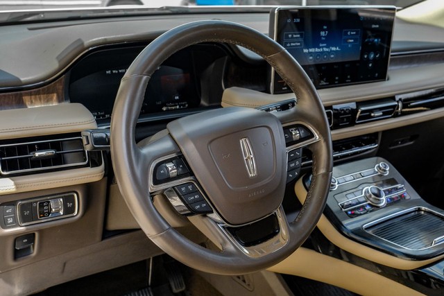 Lincoln Nautilus Vehicle Full-screen Gallery Image 15