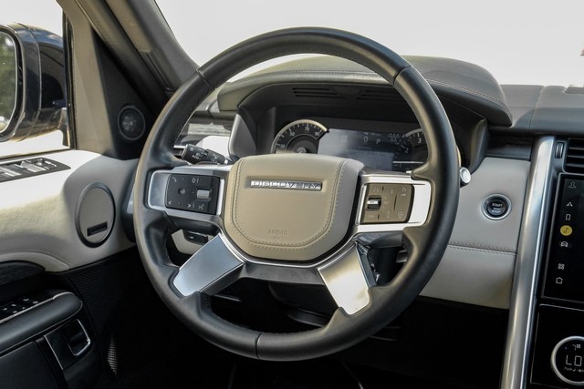 Land Rover Discovery Vehicle Full-screen Gallery Image 16