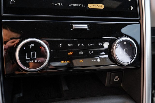 Land Rover Discovery Vehicle Full-screen Gallery Image 27