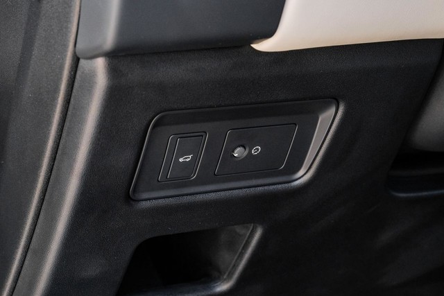 Land Rover Discovery Vehicle Full-screen Gallery Image 28