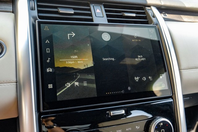 Land Rover Discovery Vehicle Full-screen Gallery Image 30