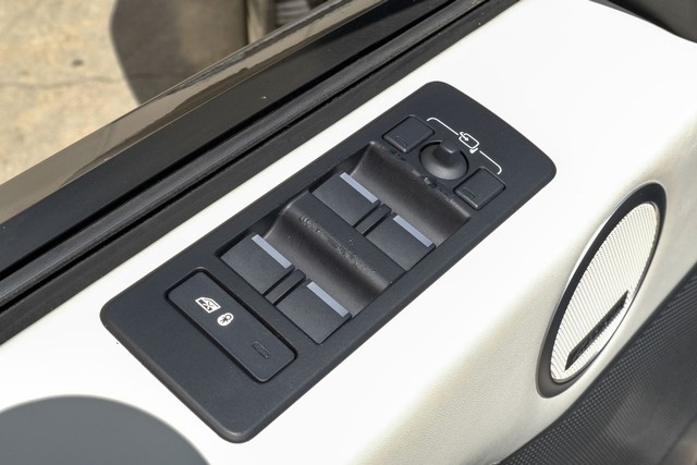 Land Rover Discovery Vehicle Full-screen Gallery Image 49