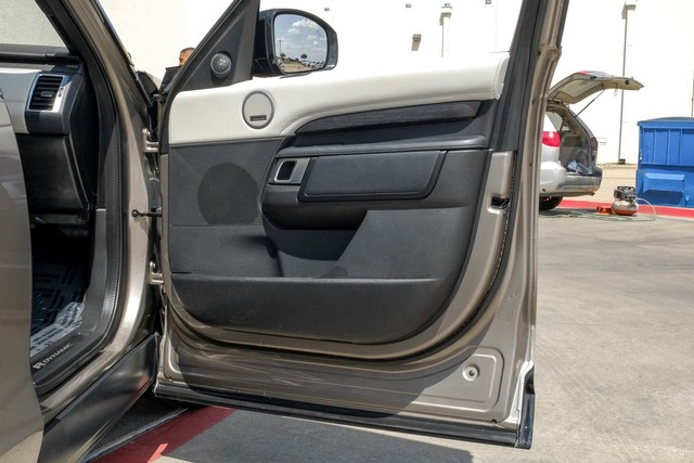 Land Rover Discovery Vehicle Full-screen Gallery Image 51