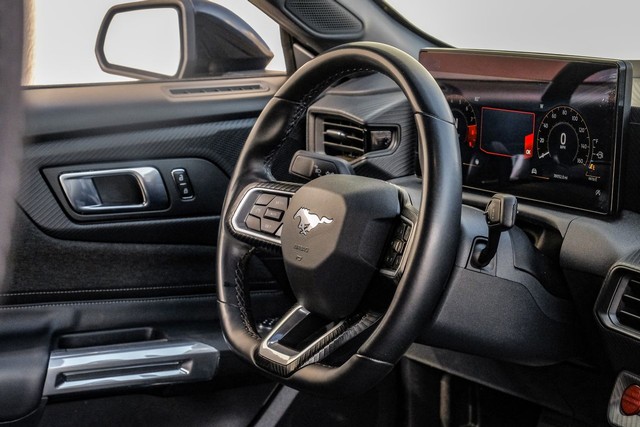 Ford Mustang Vehicle Full-screen Gallery Image 12