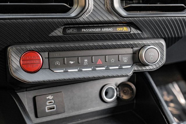 Ford Mustang Vehicle Full-screen Gallery Image 23