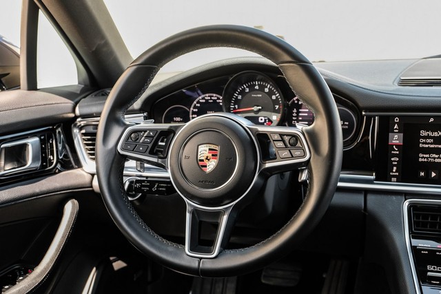 Porsche Panamera Vehicle Full-screen Gallery Image 16