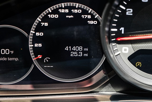 Porsche Panamera Vehicle Full-screen Gallery Image 20