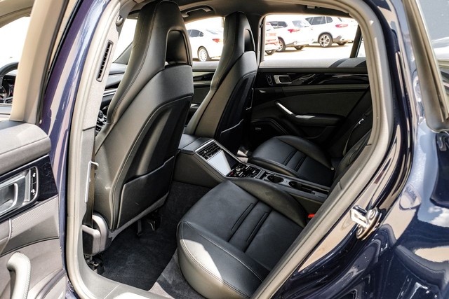 Porsche Panamera Vehicle Full-screen Gallery Image 35