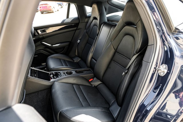 Porsche Panamera Vehicle Full-screen Gallery Image 36