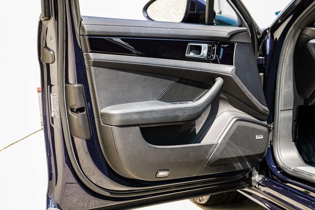 Porsche Panamera Vehicle Full-screen Gallery Image 39