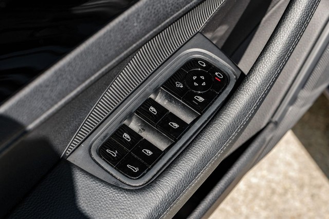Porsche Panamera Vehicle Full-screen Gallery Image 40