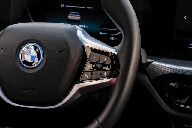 BMW i4 Vehicle Full-screen Gallery Image 17